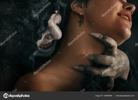 Вампир кусает девушку