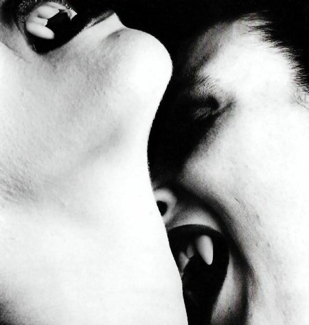 Девушка вампир