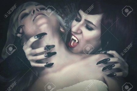 Вампирша кусает девушку