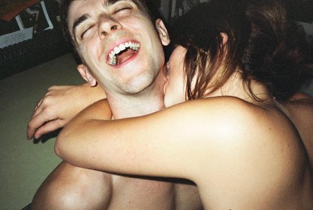 Девушка кусает парня