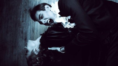 Вампир кусает