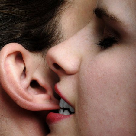 Поцелуй в ушко