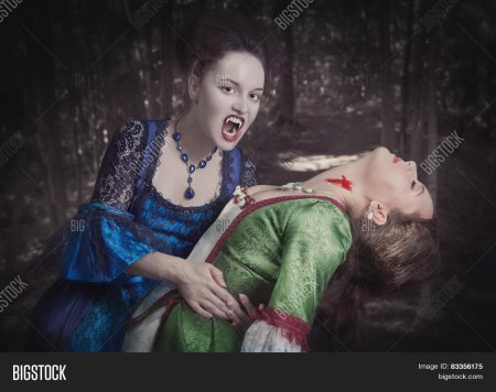 Женщина вампир в средней века