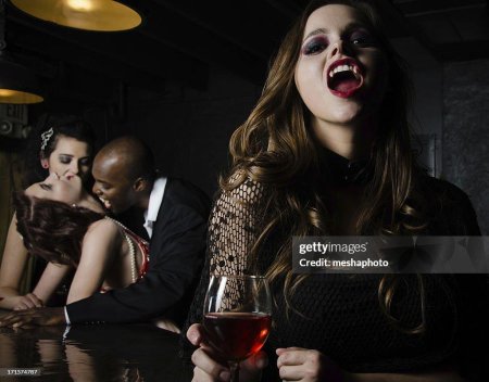 Вампир пьет кровь девушки