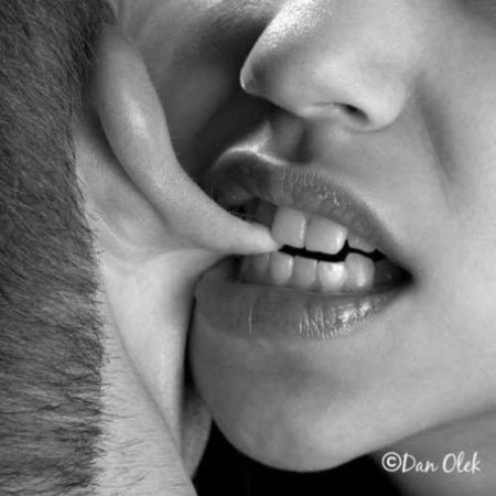 Женщина кусает мужчину