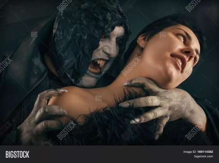 Вампирша кусает девушку