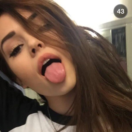 Девушка с высунутым языком