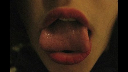 Женский рот с языком