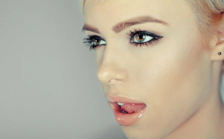 Красивое лицо девушки