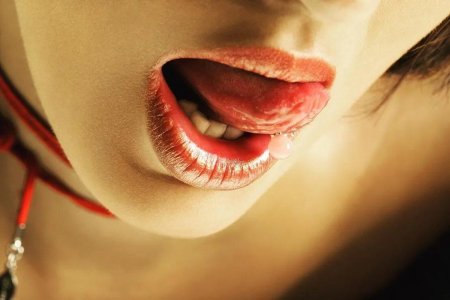 Женский рот с языком