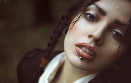 Девушка с приоткрытым ртом