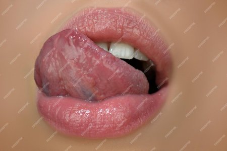 Поджимает губы