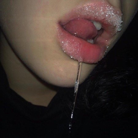 Слюнявая девушка