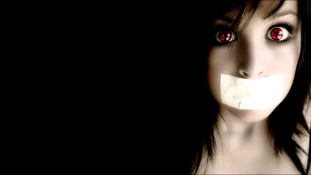 Девушка с заклеенным ртом