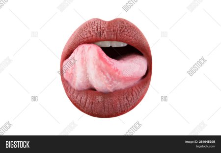 Женский рот с языком