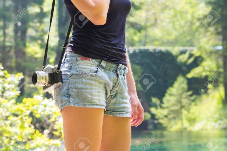 Туристы с фотоаппаратами в городе шортах и майках