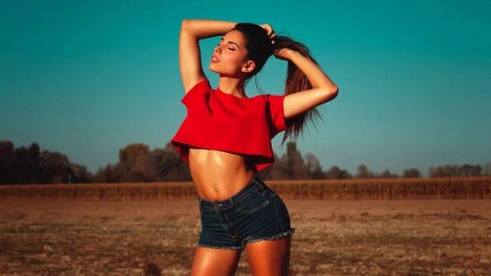 Смуглые девушки в шортах