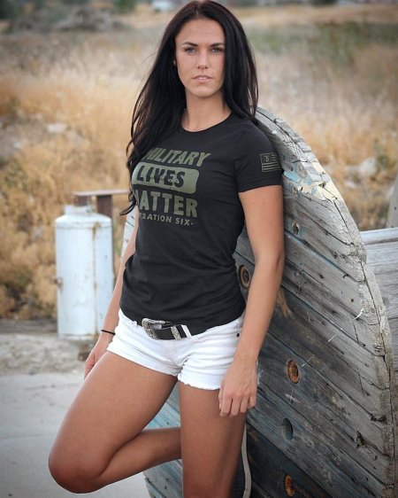 Надин Коул в короткой майке