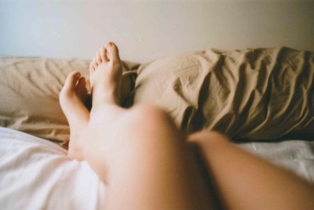 Женские ножки на кровати