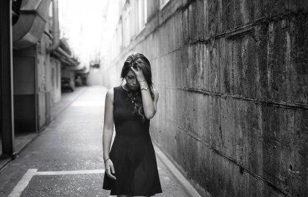 Грустная девушка