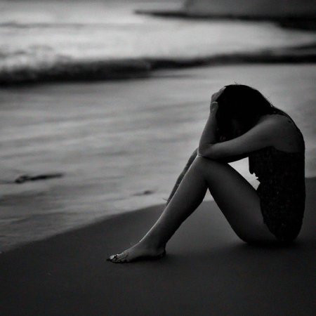 Грустная девушка у моря