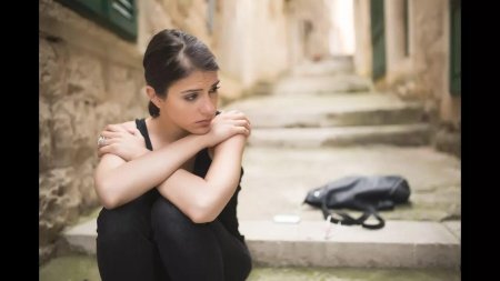 Девушка обесценивает