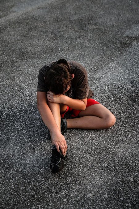 Девушка страдает