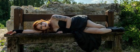 Девушка на лавочке