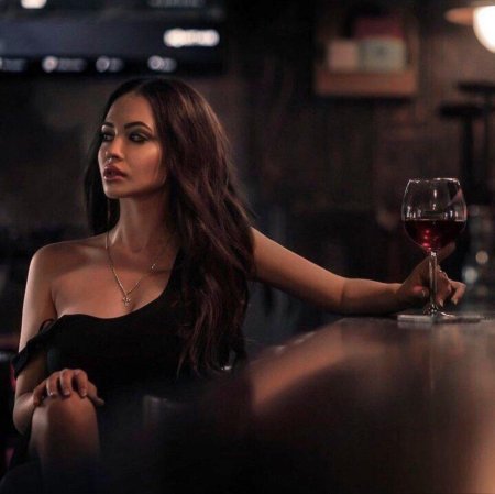 Девушка с бокалом