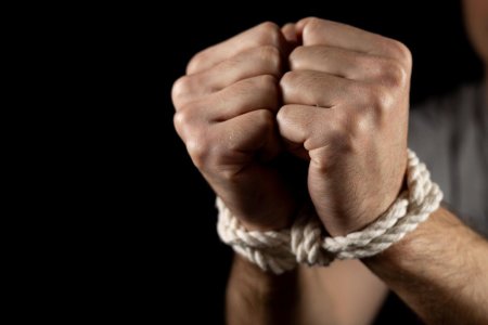 Связанные руки