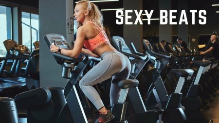 Девушка в зале