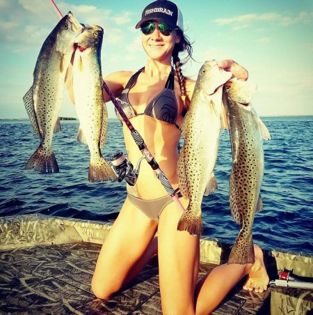 Девушка с рыбой