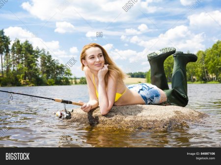 Девушка рыбачка