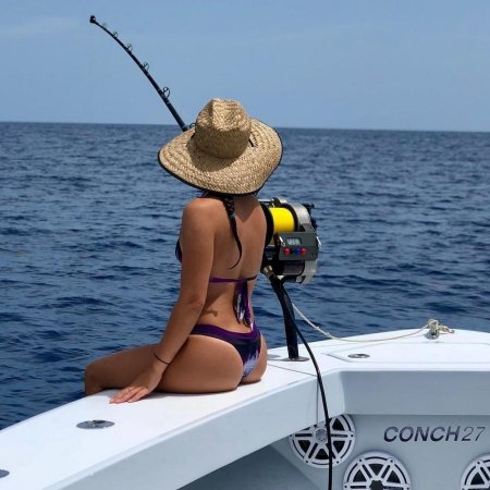 Морская рыбалка девушки