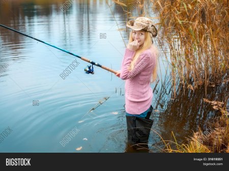 Девочка ловит рыбу