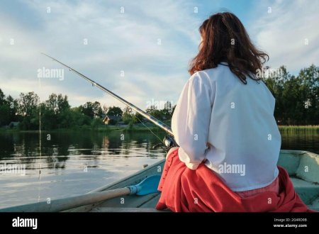 Женщина со спины рыбачит