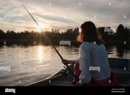 Девушки рыбачат в лодке