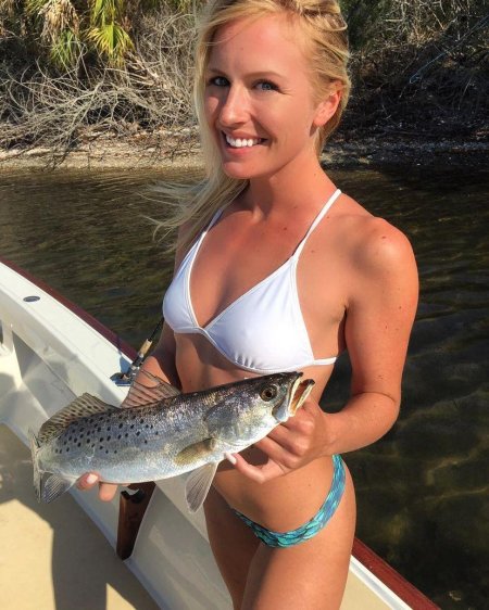 Девушка с удочкой