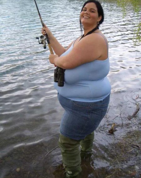 Женщина рыбачит