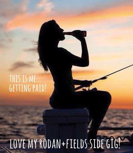 Девушка ловит рыбу