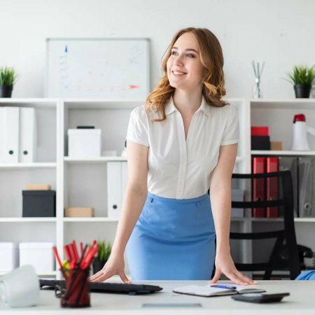 Красивая девушка в офисе