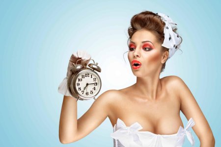 Девушка с часами