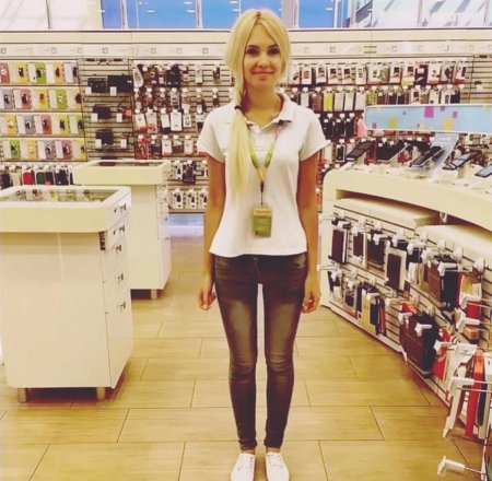 Красивая девушка продавец