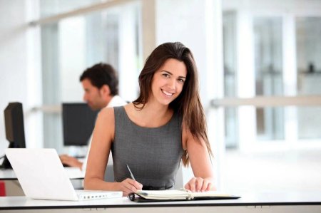 Женщина в офисе