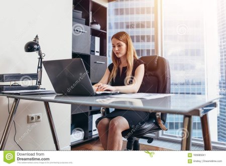 Девушка сидит за столом в МФО