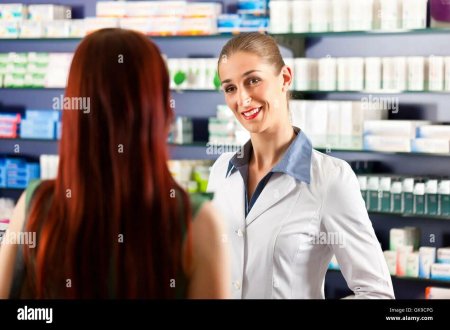 Фармацевт и покупатель в аптеке