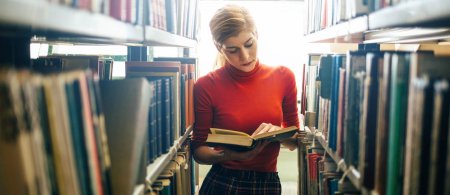 Женщина библиотекарь