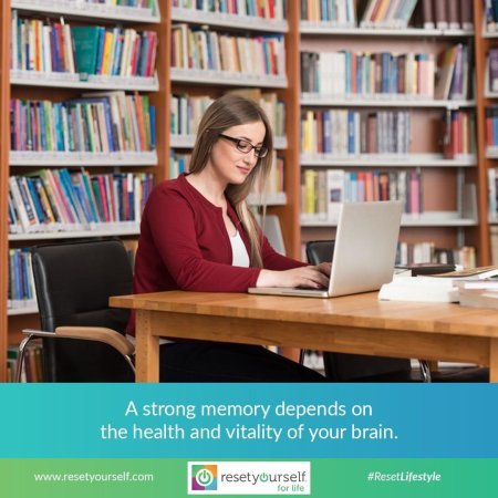 Студентка в библиотеке с мобильным телефоном