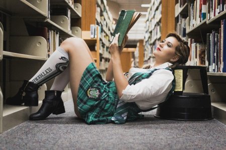 Девушка с книгой