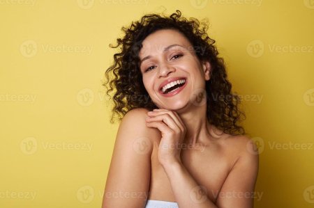 Голая женщина с кудрявыми волосами